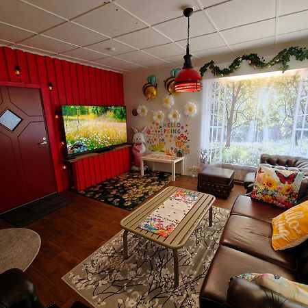 הלסינקי Relax & Recharge - A Unique Suite With A Touch Of Luxury - Hot Tub And Sauna Inspired Decor #Not A Real Sauna# Easy City Access - Direct Train 15 Min To City מראה חיצוני תמונה