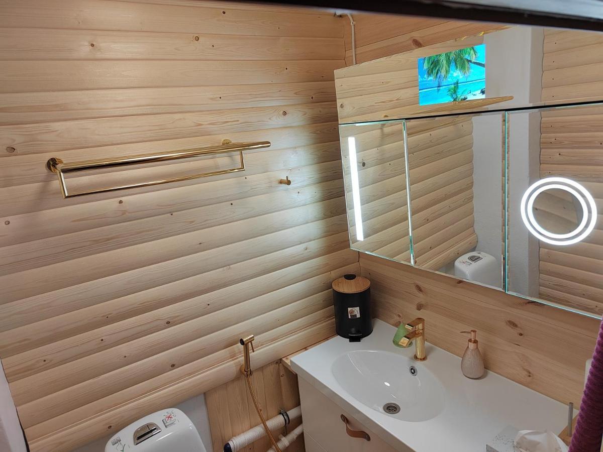 הלסינקי Relax & Recharge - A Unique Suite With A Touch Of Luxury - Hot Tub And Sauna Inspired Decor #Not A Real Sauna# Easy City Access - Direct Train 15 Min To City מראה חיצוני תמונה