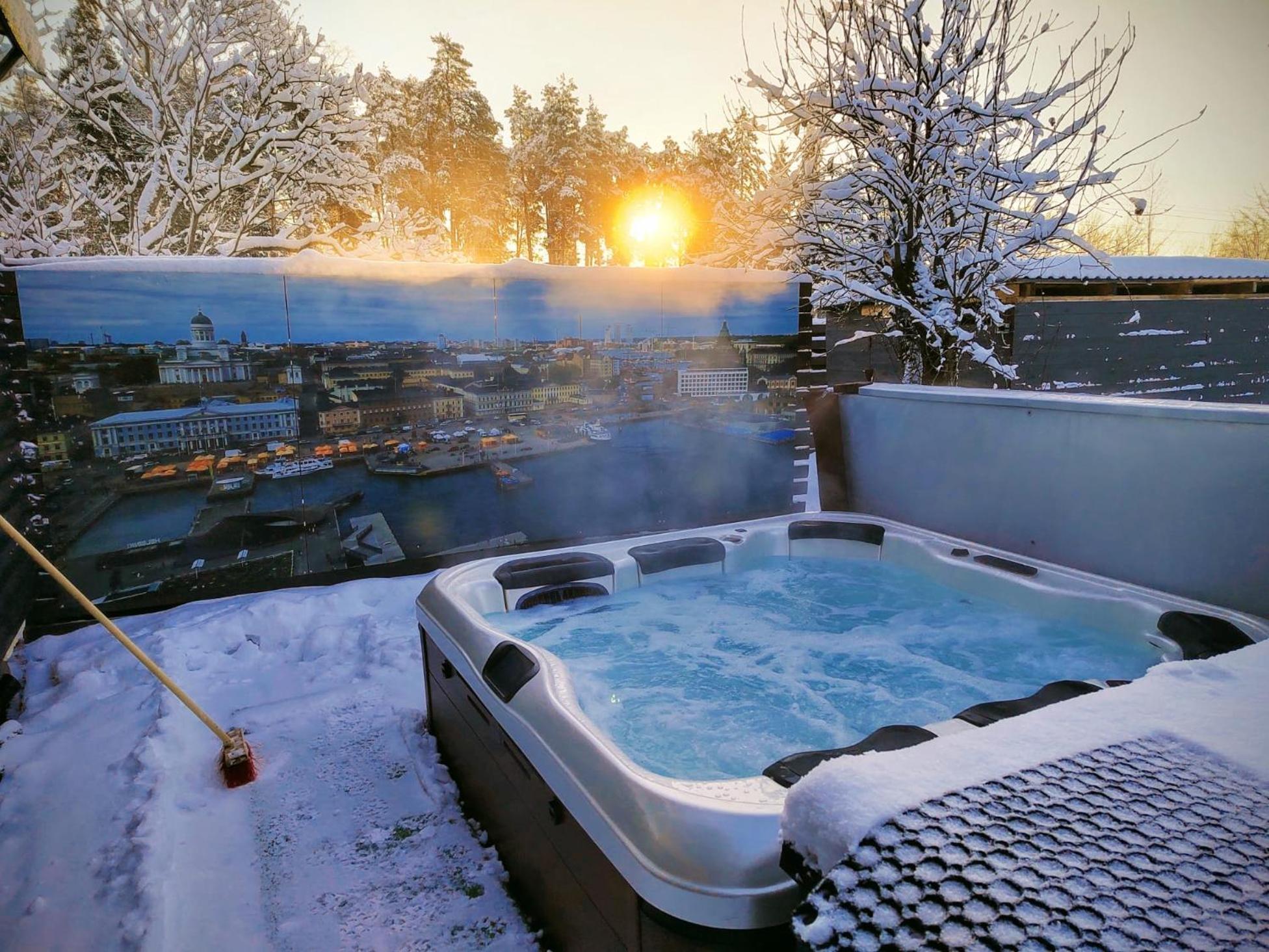 הלסינקי Relax & Recharge - A Unique Suite With A Touch Of Luxury - Hot Tub And Sauna Inspired Decor #Not A Real Sauna# Easy City Access - Direct Train 15 Min To City מראה חיצוני תמונה