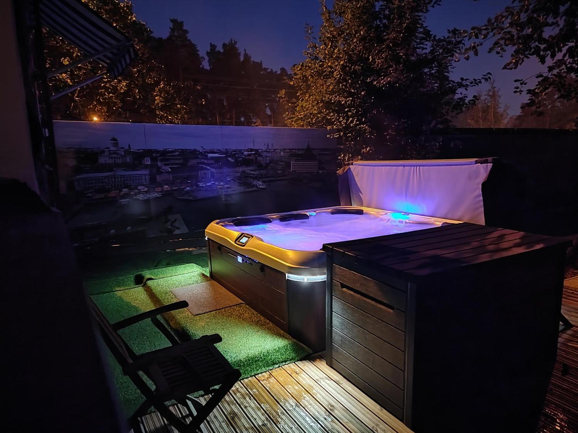 הלסינקי Relax & Recharge - A Unique Suite With A Touch Of Luxury - Hot Tub And Sauna Inspired Decor #Not A Real Sauna# Easy City Access - Direct Train 15 Min To City מראה חיצוני תמונה