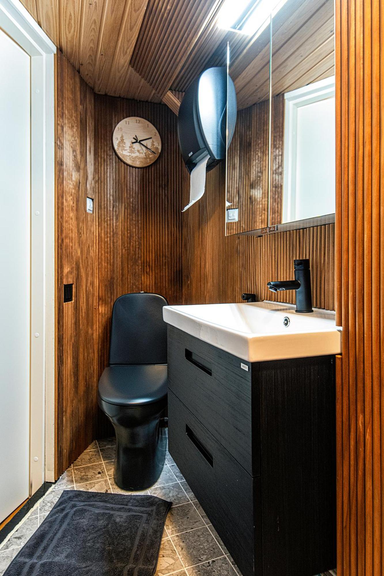 הלסינקי Relax & Recharge - A Unique Suite With A Touch Of Luxury - Hot Tub And Sauna Inspired Decor #Not A Real Sauna# Easy City Access - Direct Train 15 Min To City מראה חיצוני תמונה